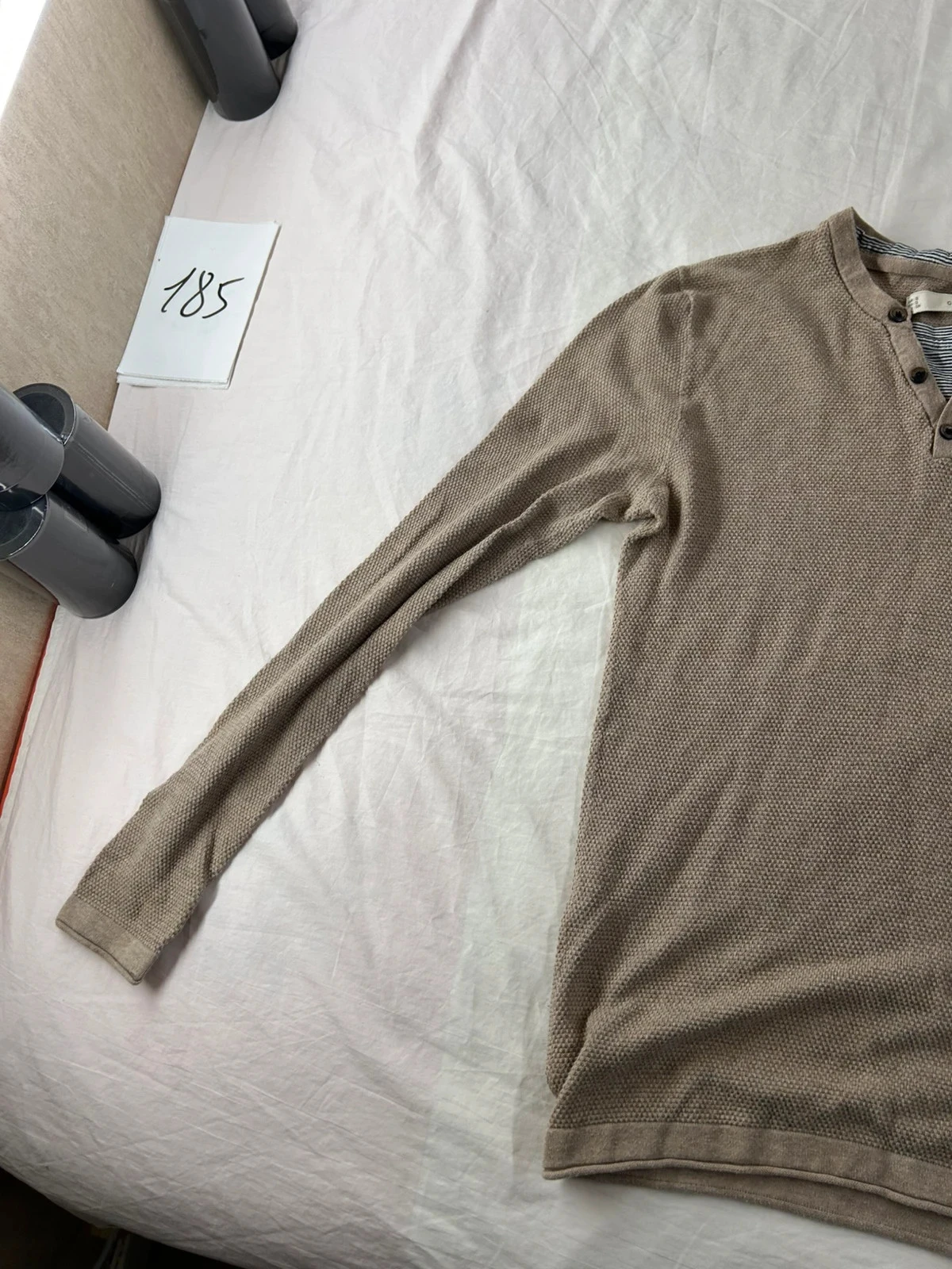 Sudadera con cuello en V beige celio – photo 3